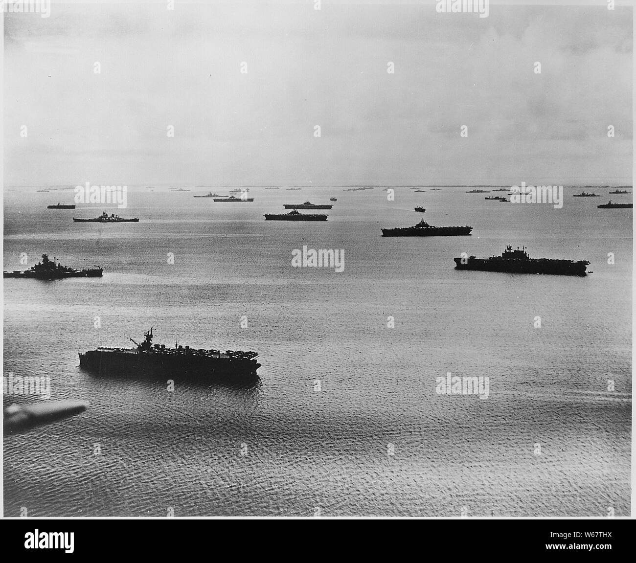 Parte dell'U.S. Navy Task Force che piantato il cuore del Marshall è. Nella presentazione ... e poi ancorate nell'Atollo Majuro. Foto Stock