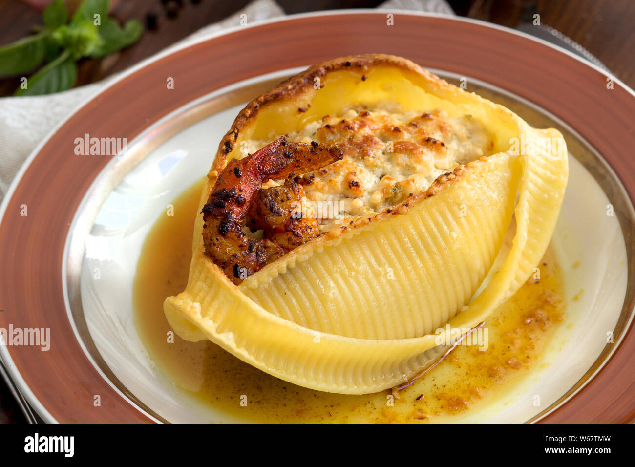 Conchiglioni di pasta ripiena di ricotta e gamberi cotti in forno Foto Stock