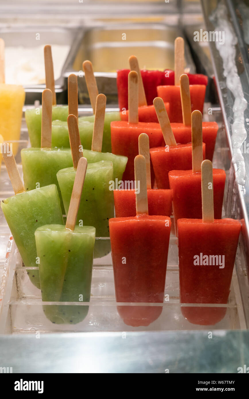 Yummy kiwi e fragola ice pop in congelatore Foto Stock