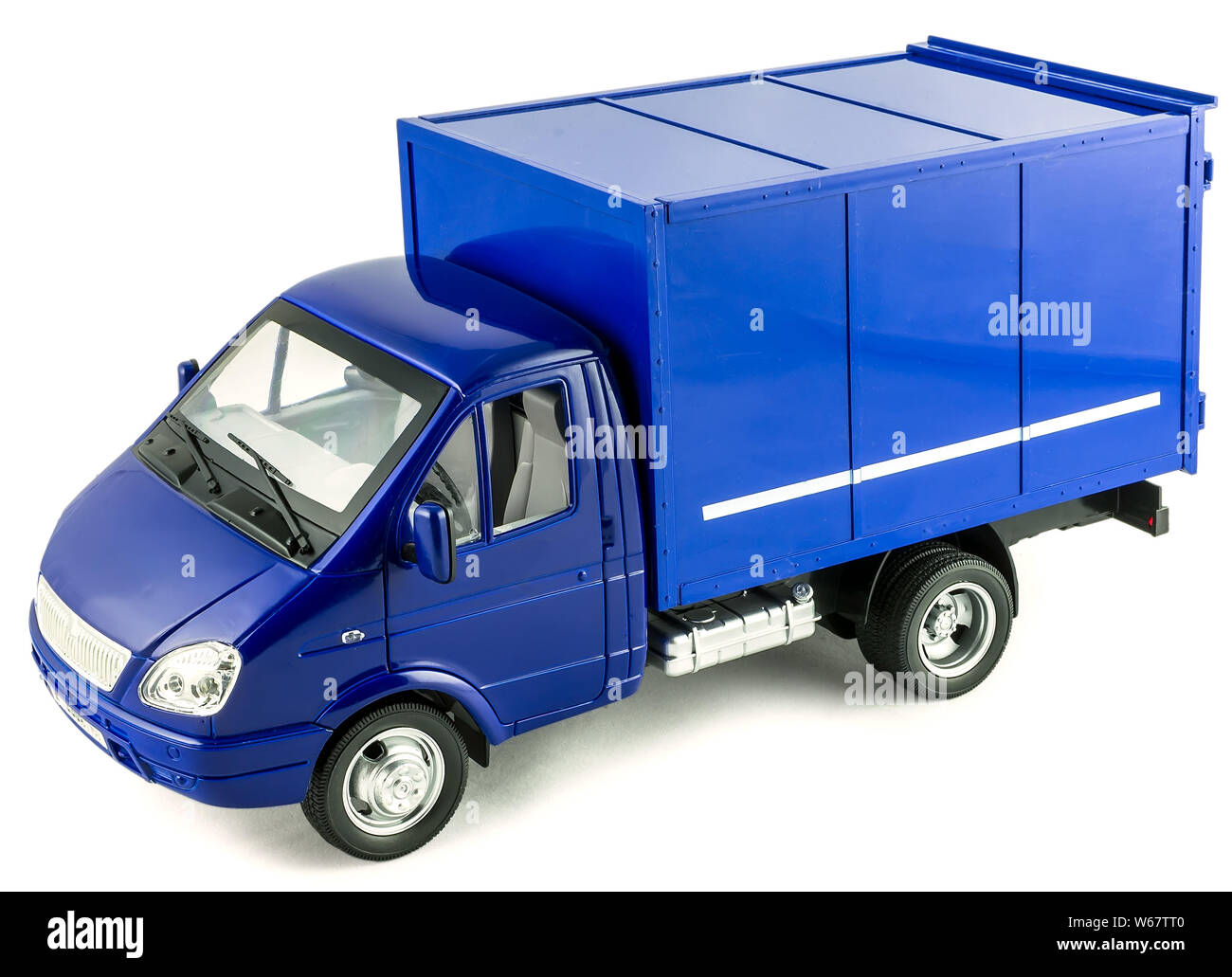 Blu carrello posta giocattolo auto. Giocattolo per bambini è grande in plastica auto con isolati su sfondo bianco Foto Stock