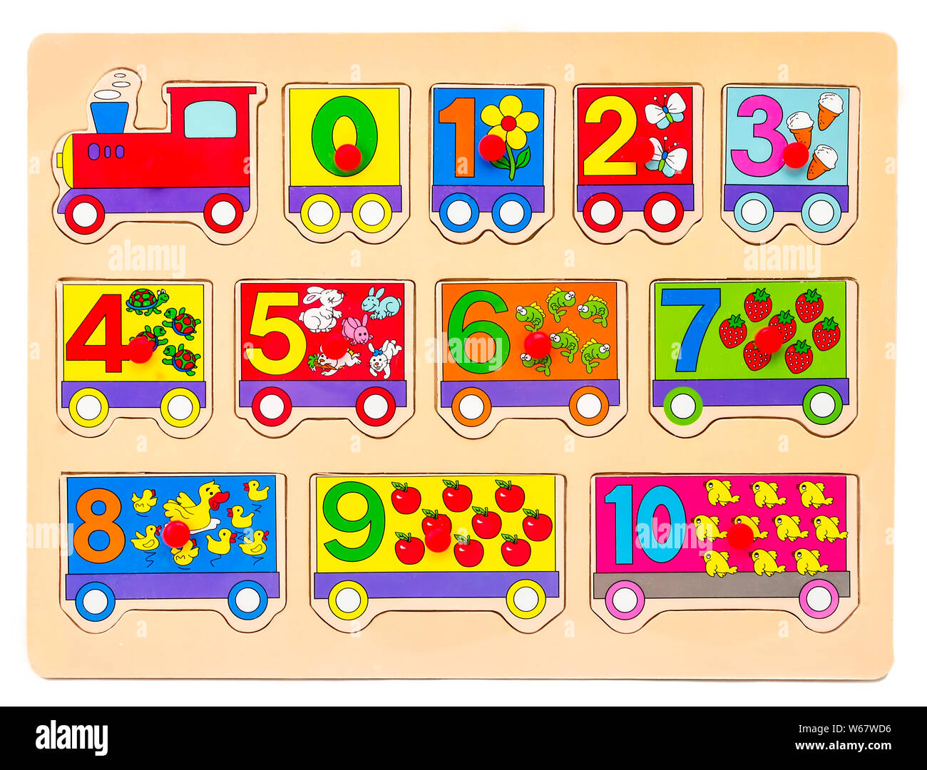 Puzzle in legno in forma di treno con numeri e simboli aritmetici con immagini di oggetti. I bambini la mano prende le cifre del puzzle. Scuola materna Foto Stock