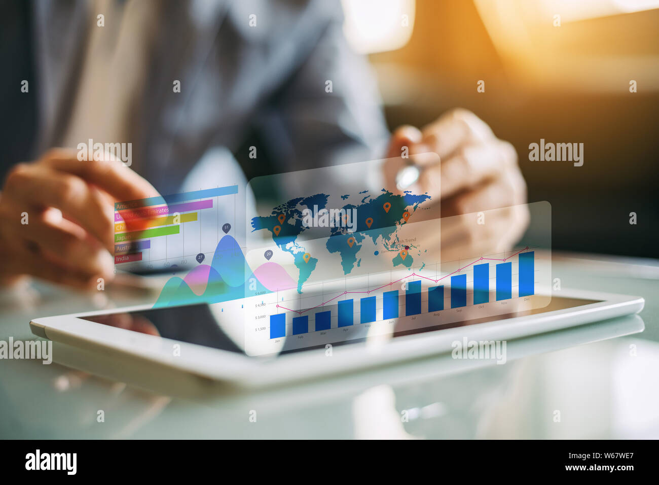 Imprenditore investitore società di analisi finanziaria del fondo di reciproca relazione lavora con digital augmented reality tecnologia grafica. Concetto di business, Foto Stock