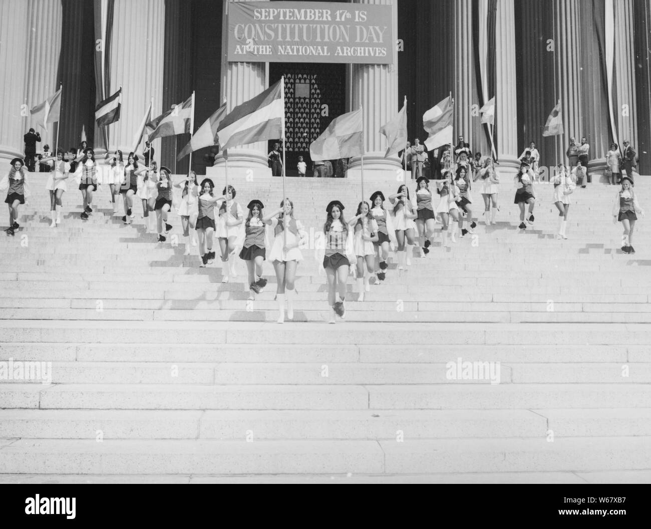 Fotografia di Jefferson High School Marching Colonials di eseguire sui passi dell'Archivio Nazionale edificio sul Giorno della Costituzione, 1974; Portata e contenuto: didascalia originale: Jefferson High School Marching Colonials eseguire sui passi di archivi nazionali edificio sul Giorno della Costituzione, 17 settembre 1974. Foto Stock