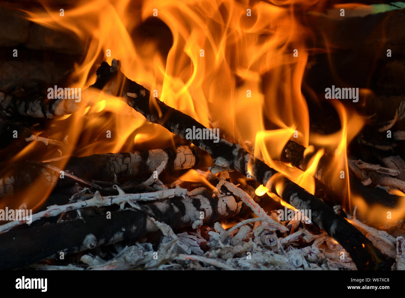 Le fiamme di un camino   incendio in un forno Foto Stock