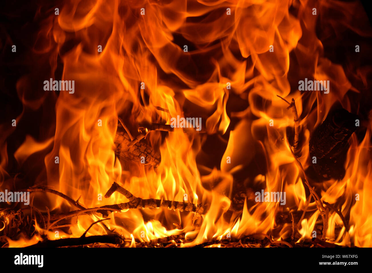 Le fiamme di un camino   incendio in un forno Foto Stock