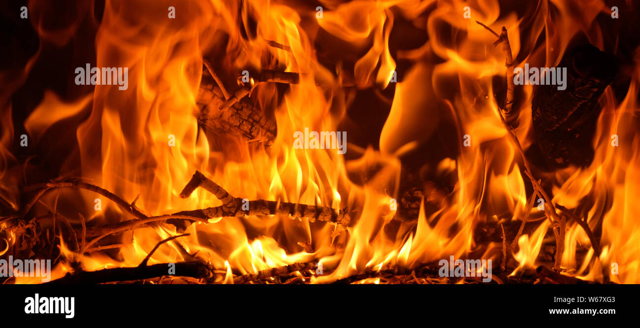 Le fiamme di un camino _ incendio in un forno Foto Stock