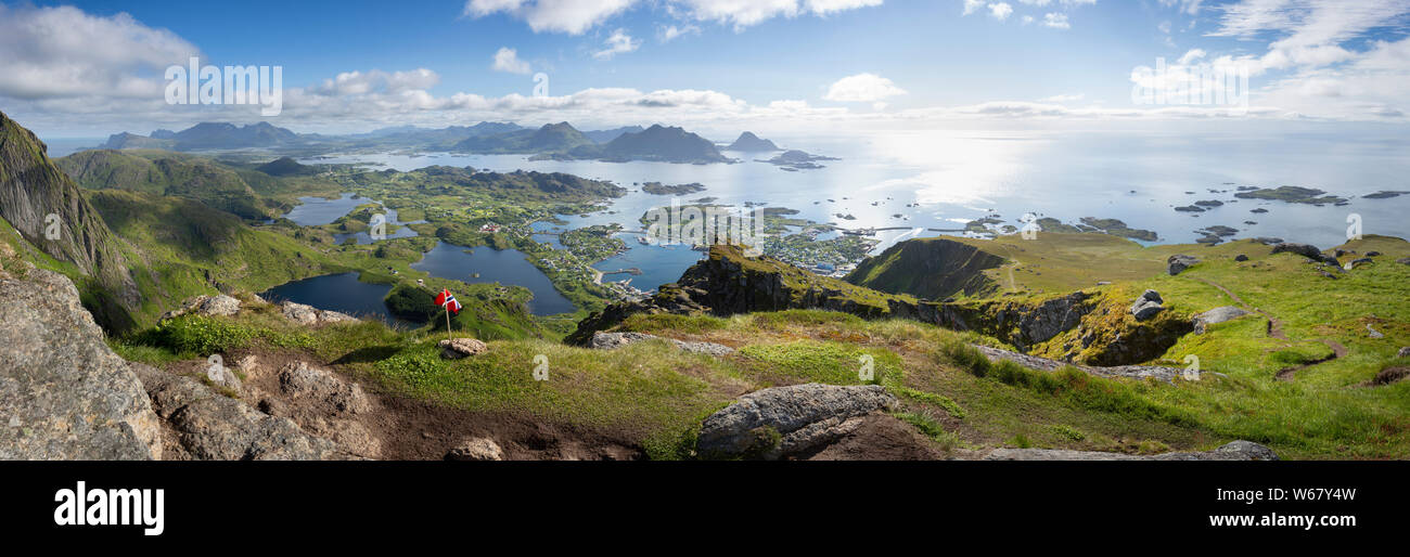 Guardando da Nonstinden montagna verso Ballstad, Vestvågøya isola, isole Lofoten in Norvegia Foto Stock