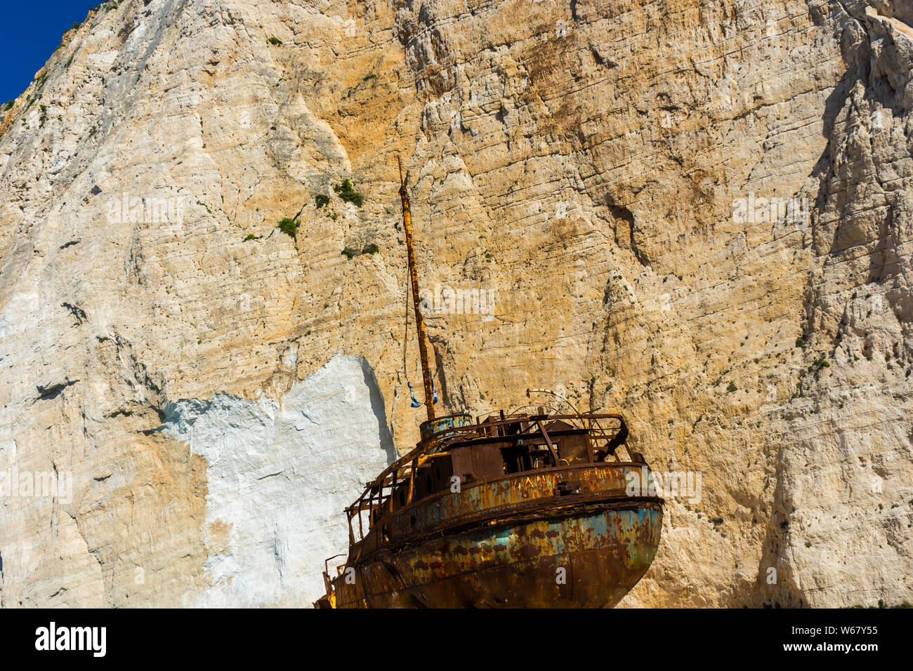 Grecia ZANTE, Old decomporsi relitto della nave furono sepolti in navagio beach Foto Stock