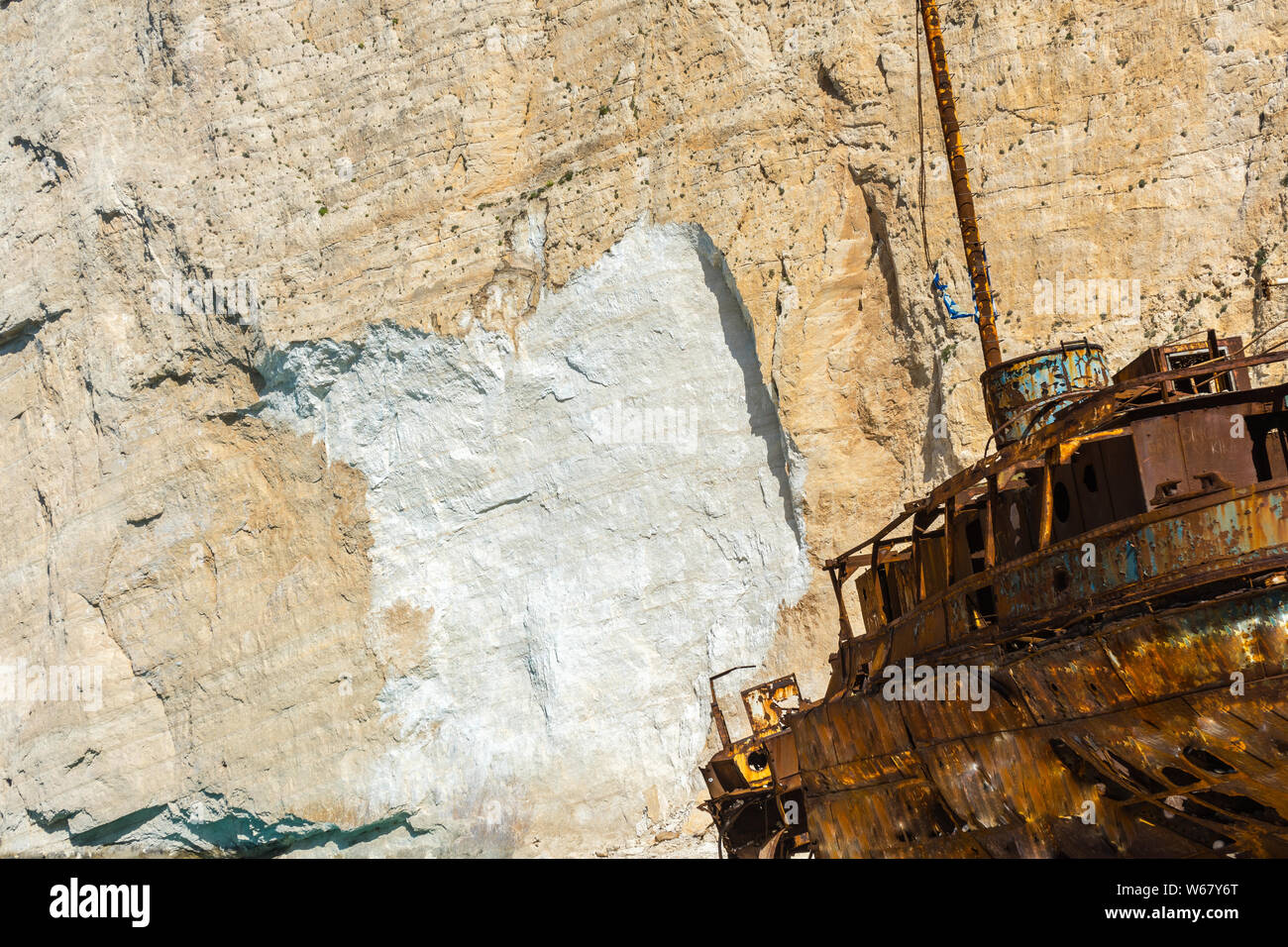 Grecia ZANTE, antico relitto arrugginito nel famoso naufragio o la spiaggia di Navagio Foto Stock