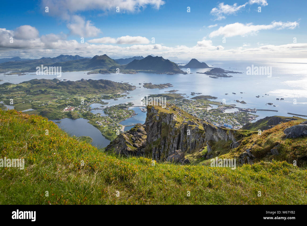 Guardando da Nonstinden montagna verso Ballstad, Vestvågøya isola, isole Lofoten in Norvegia Foto Stock