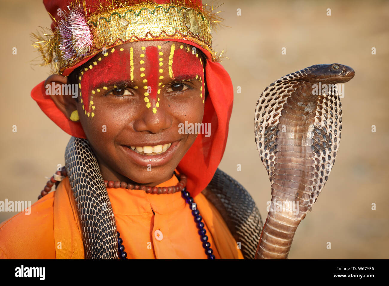 Pushkar, India - 14 Novembre 2018: Zingari serpente incantatore a Pushkar Camel Fair, Rajasthan. La fiera è la più grande fiera di cammelli in India. Foto Stock