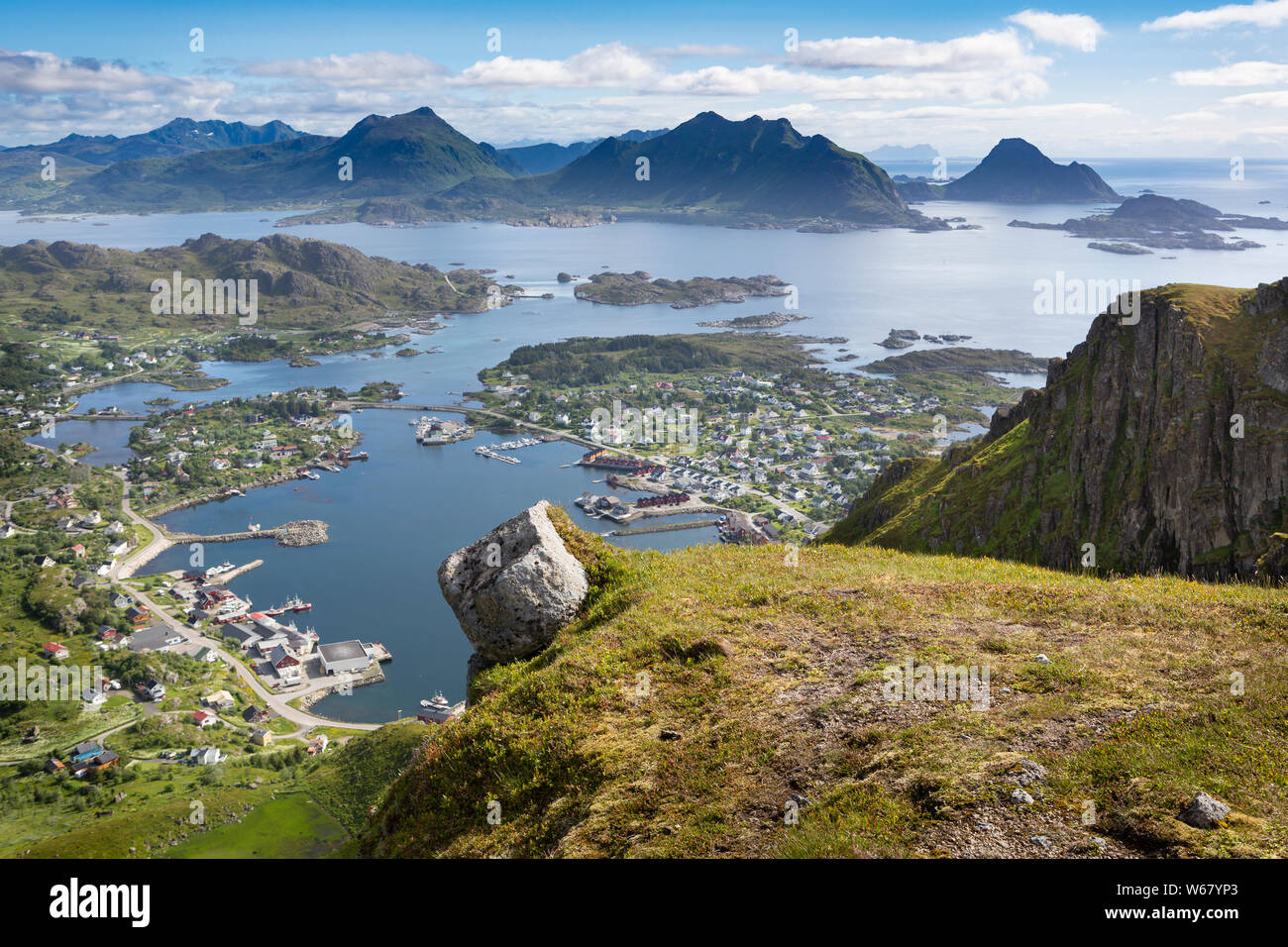 Guardando da Nonstinden montagna verso Ballstad, Vestvågøya isola, isole Lofoten in Norvegia Foto Stock