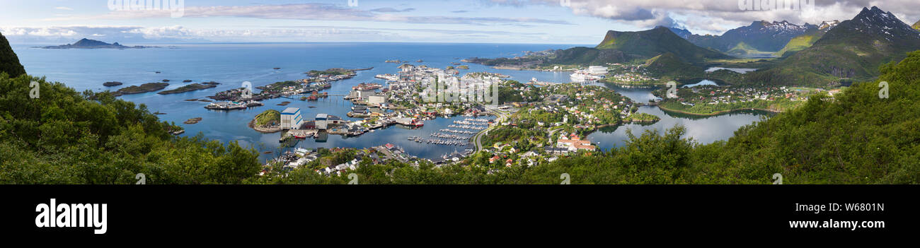 Vista panoramica dal sentiero per il monte Fløya giù a Svolvaer, Austvågøya isola, isole Lofoten in Norvegia Foto Stock