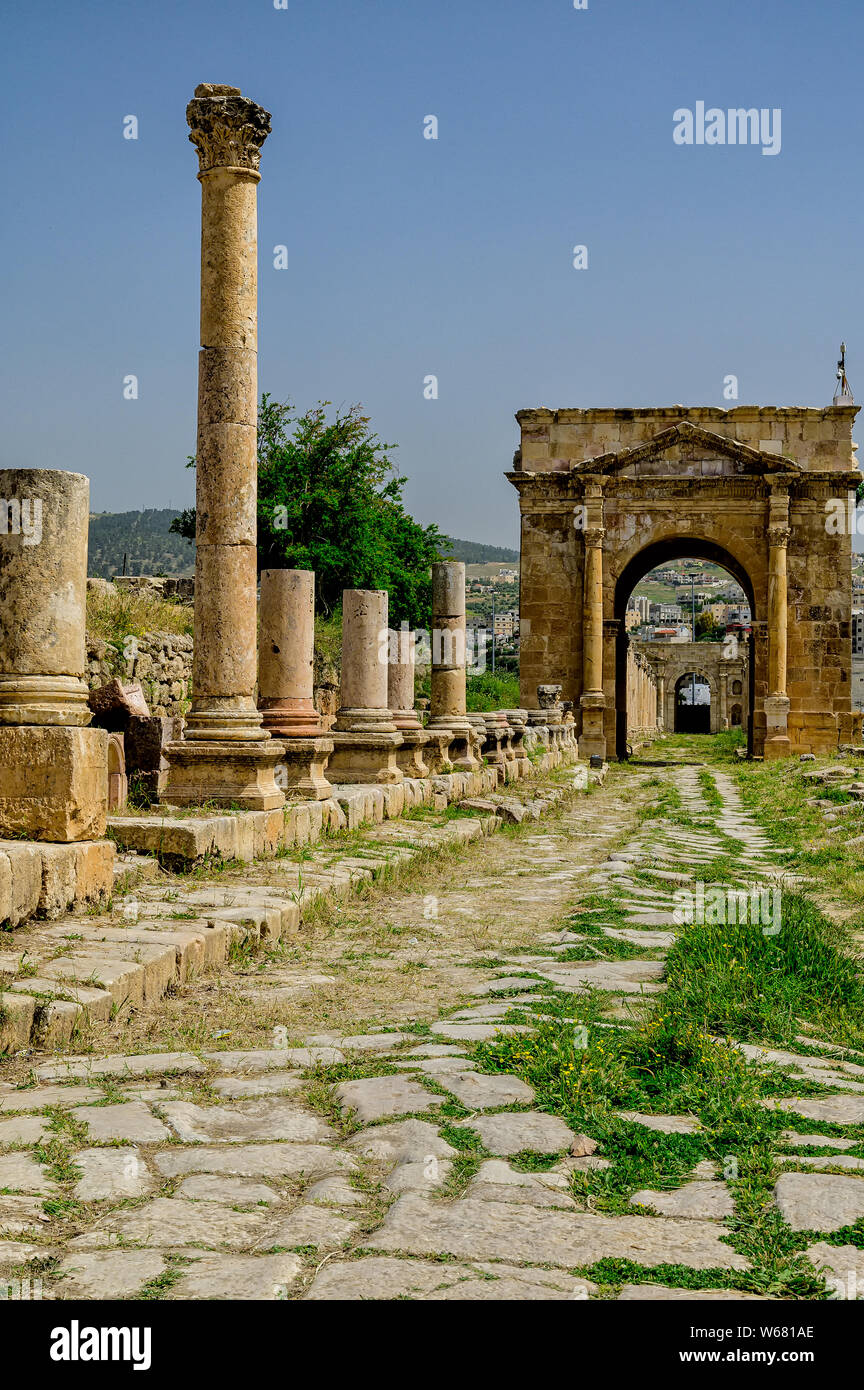 L'estremità nord del Cardo Maximus che conduce al nord del Tetrapylon e la Porta nord della città antica Jerash Foto Stock