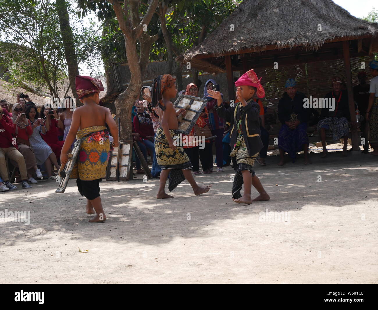 29,2018 luglio - Sade, Lombok/Indonesia: I bambini ballano peresean al villaggio di Sade, Lombok-Indonesia. Peresean è una tradizione di lotta tra due uomini. Foto Stock