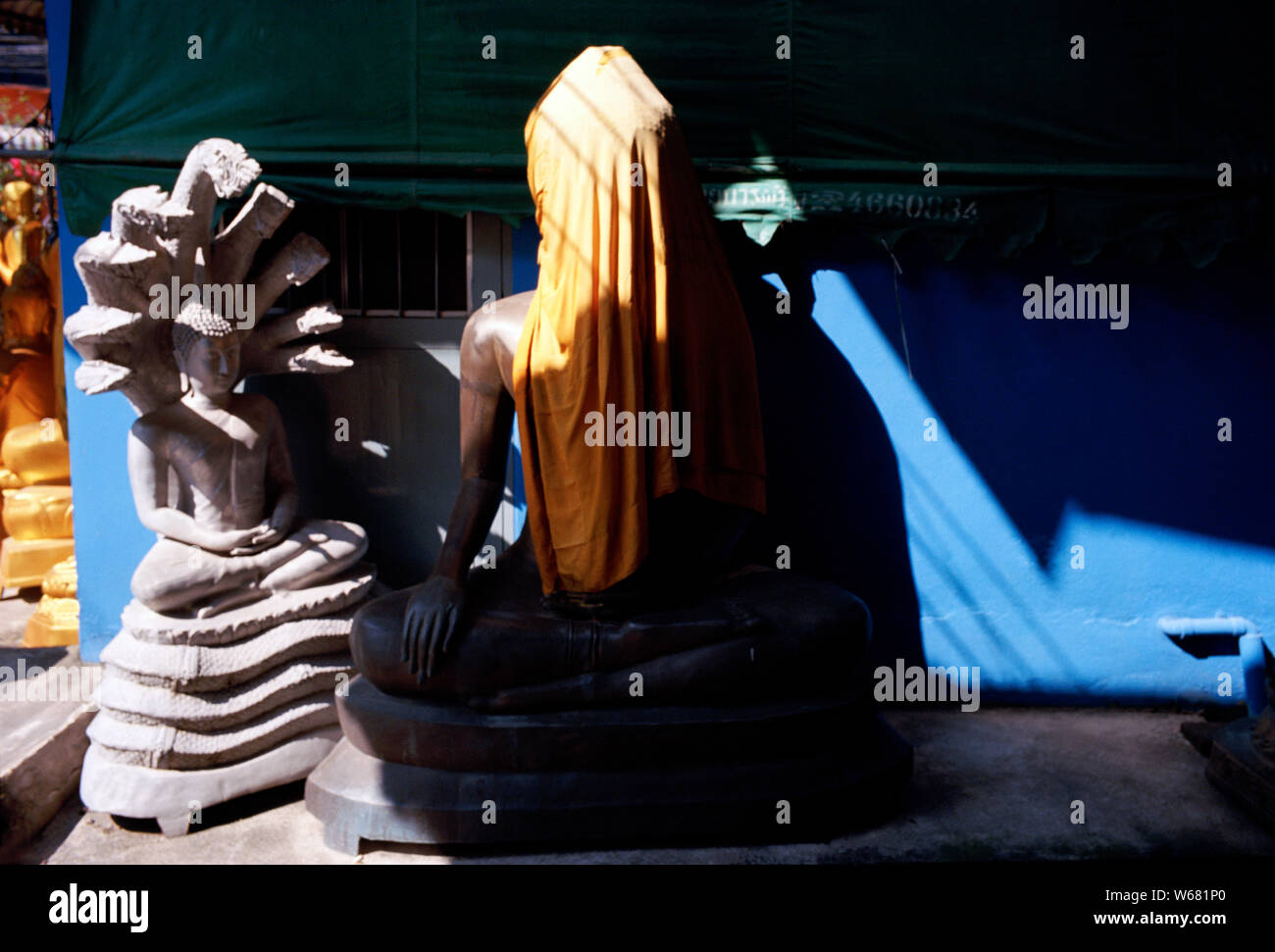 Statue di Buddha in Bamrung Muang Road di Bangkok in Thailandia nel sud-est asiatico in Estremo Oriente. Il buddismo Mindfulness benessere meditare la meditazione Foto Stock