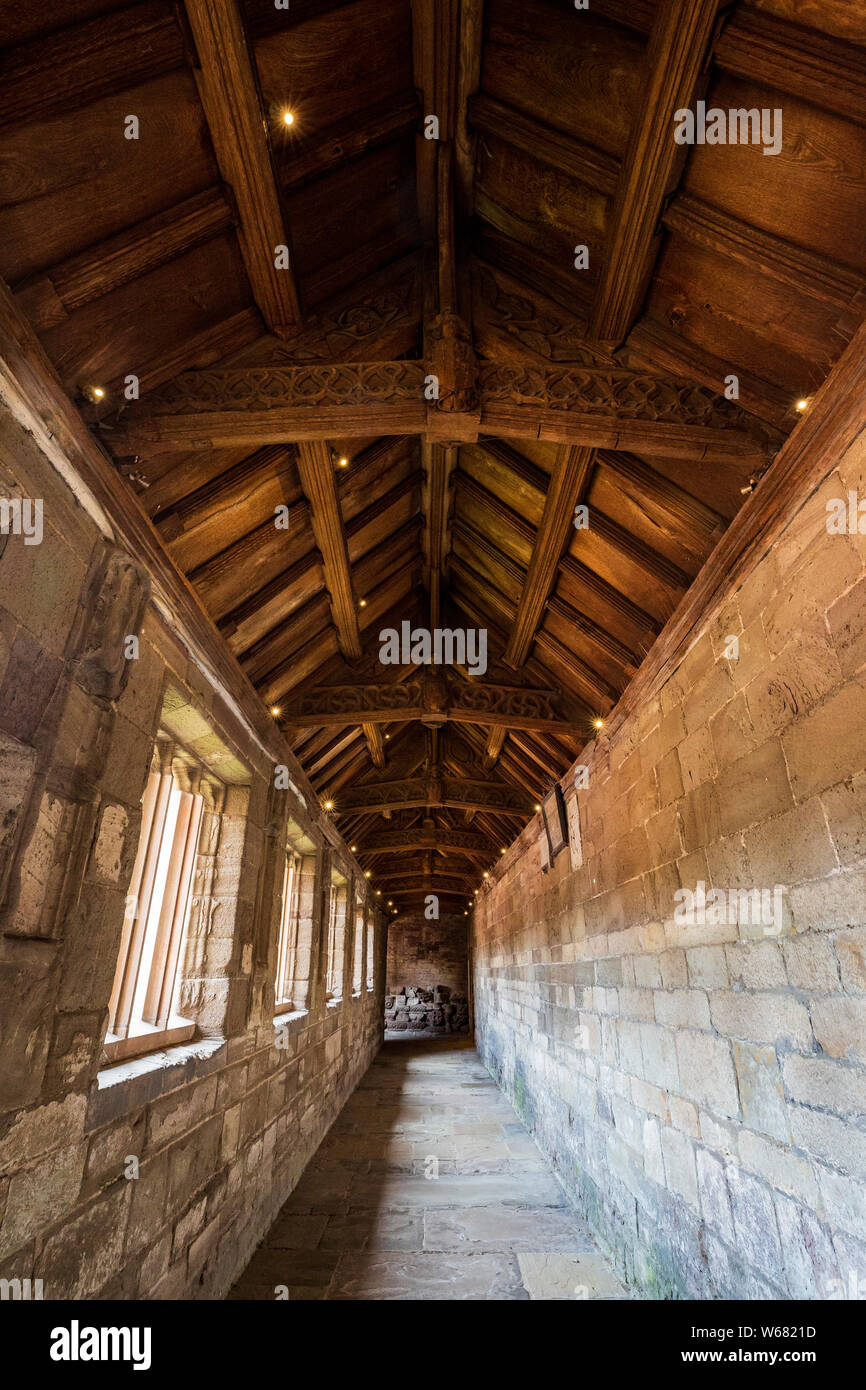 San Giovanni a piedi una pietra scolpita e soffitto in legno corridoio che conduce al Lapidarium a Hereford Cathedral, Inghilterra Foto Stock