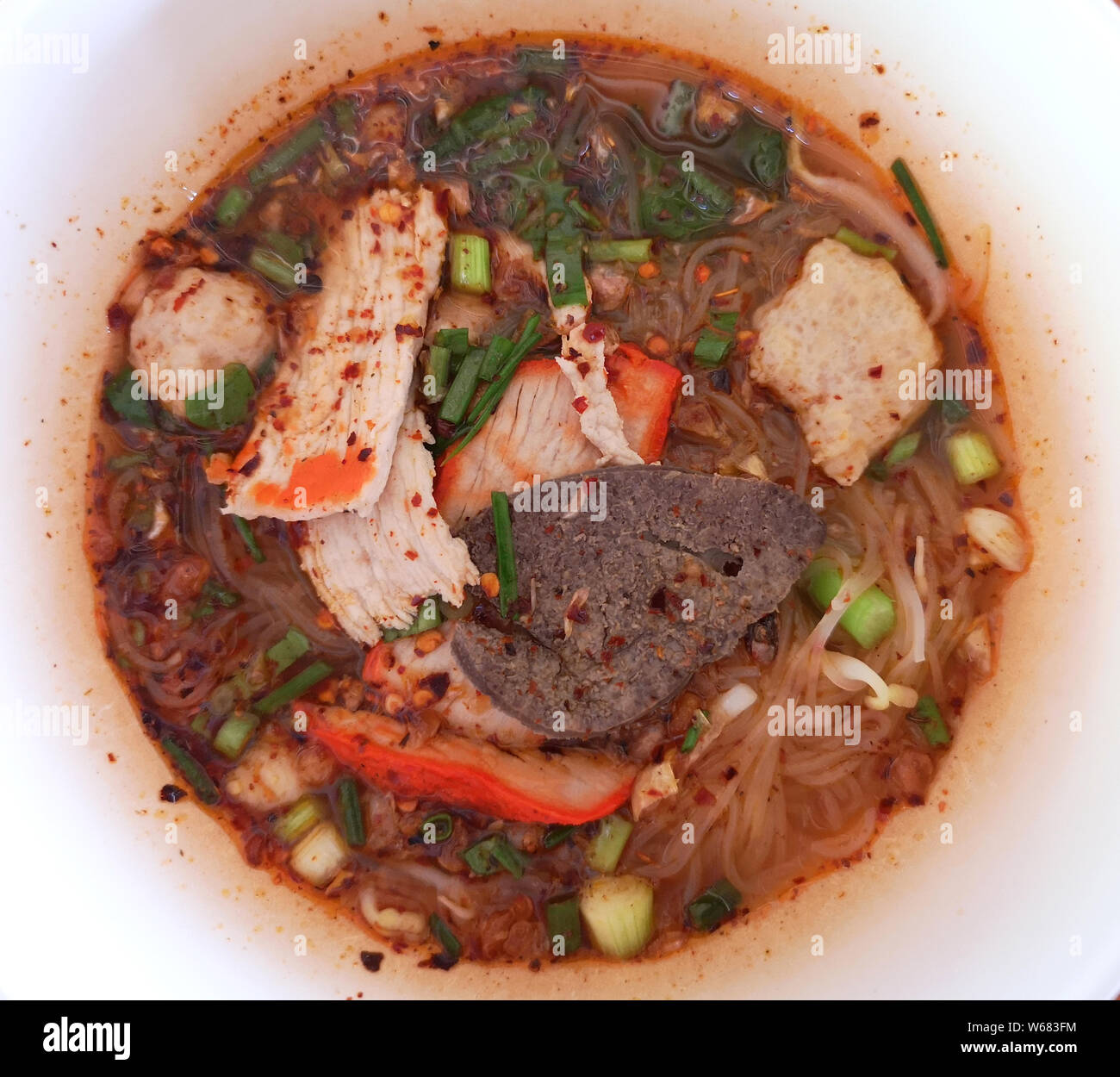 NorSpicy Thai noodle con carne di maiale rosso e interiora Foto Stock
