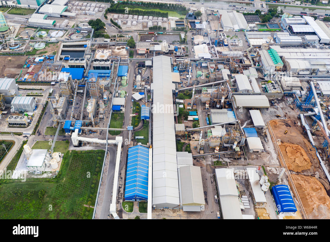 Vista aerea impianto di potenza elettrico sottostazione, export oriented la fabbricazione di imballaggi di carta e cartone ondulato Foto Stock