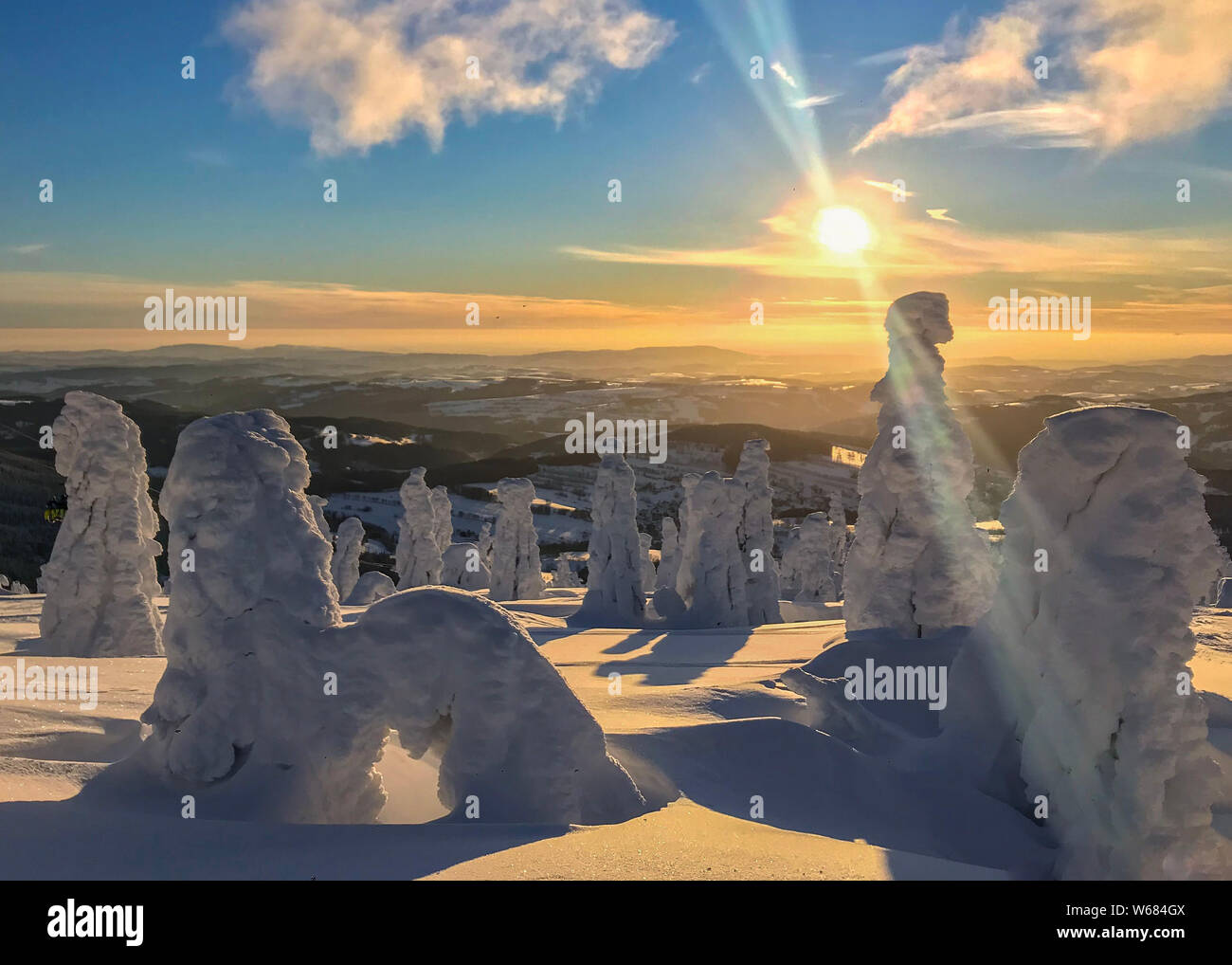 Montagna ceca Krkonose paesaggio in inverno nelle prime ore del mattino, bella mattina dei raggi solari, il panorama dal Lysa Hora Foto Stock