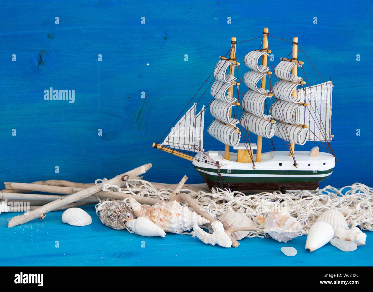 Barche a vela giocattolo, weathered legno e conchiglie in legno di colore blu Foto Stock