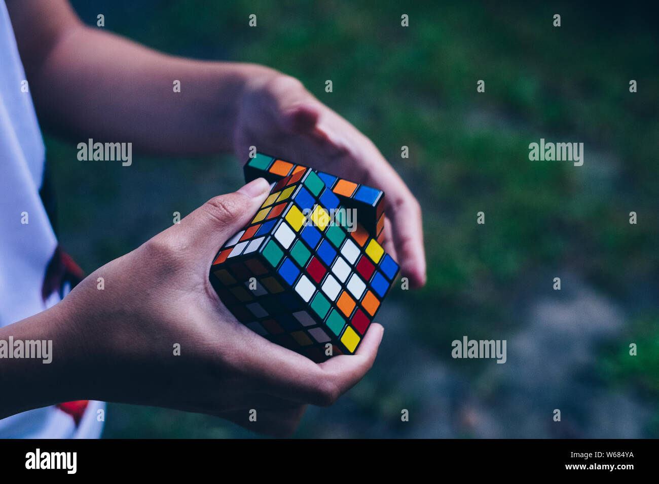 NORALA, PH - giu 16, 2019: il cubo di Rubik fu inventato nel 1974 dall'Ungherese scultore e professore di architettura Erno Rubik. Mani di una giovane donna provare Foto Stock