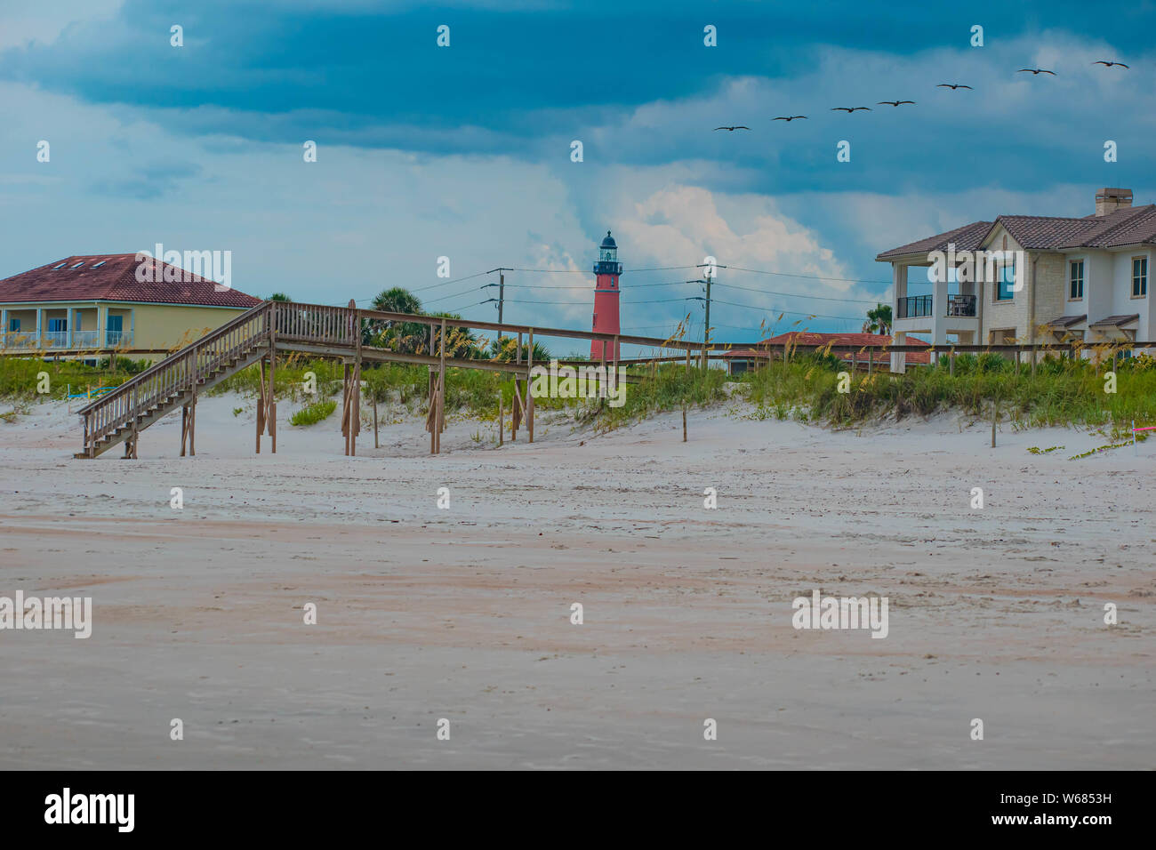 Ponce de Leon ingresso, Florida. Luglio 19, 2019 Ponce Inlet Lighthouse e gabbiani volare. Foto Stock