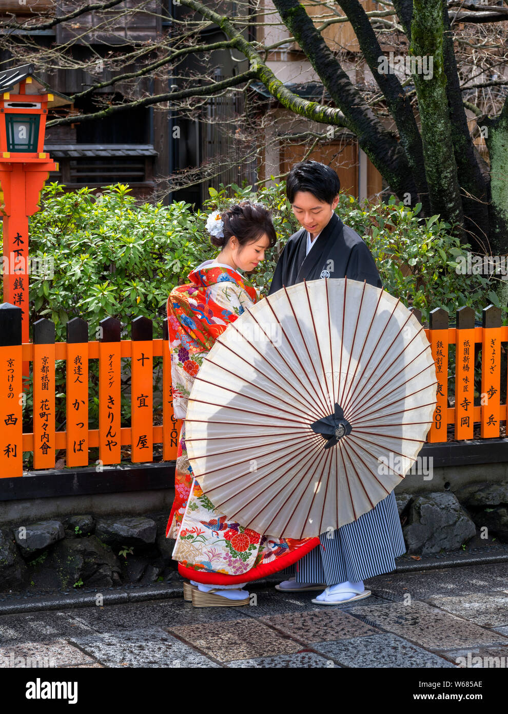 Coppia giovane indossando vestiti tradizionali, Shinbashi dori, Kyoto, Giappone Foto Stock