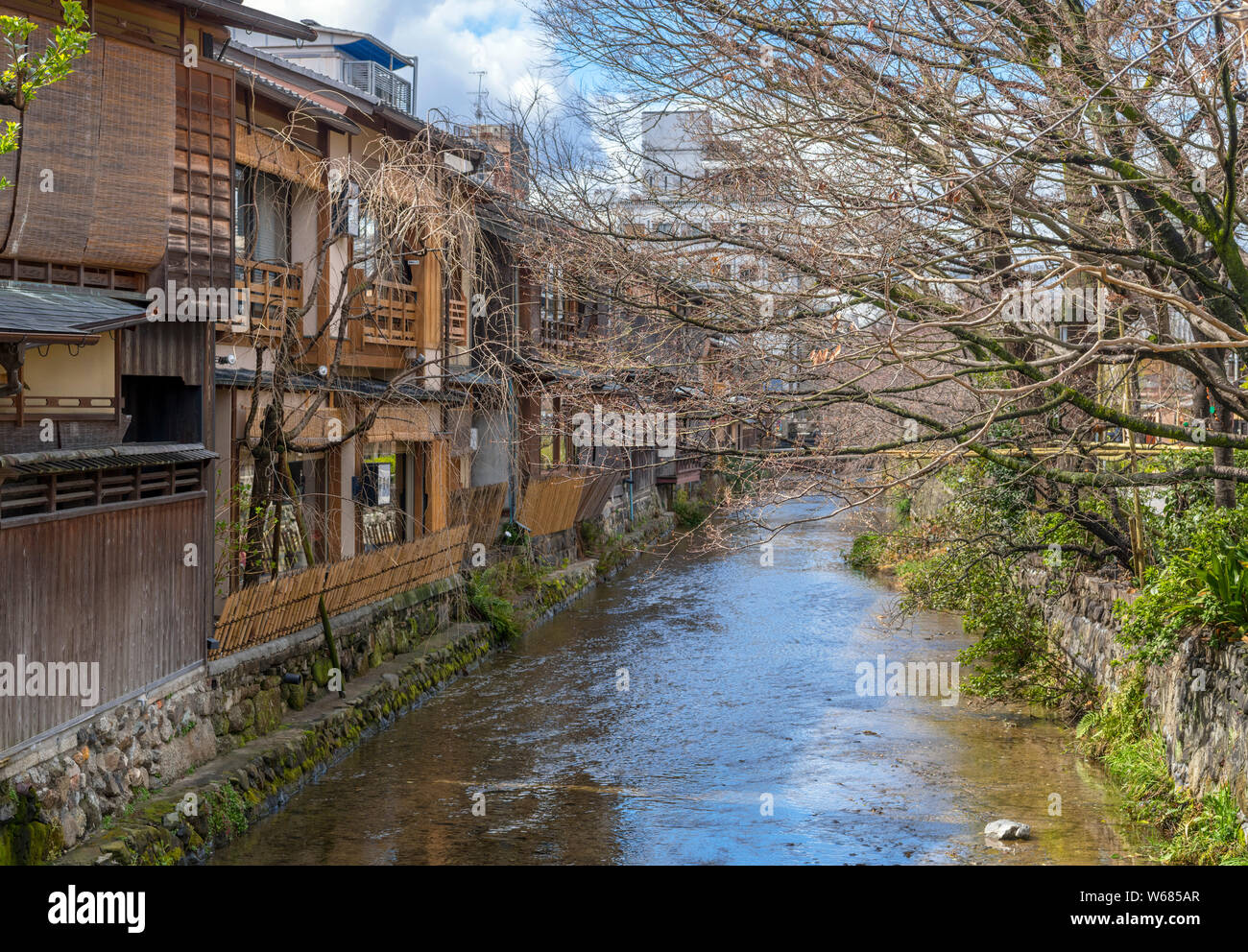 Giapponese tradizionale edifici lungo il Fiume Shirakawa nello storico quartiere di Gion a Kyoto, Giappone Foto Stock