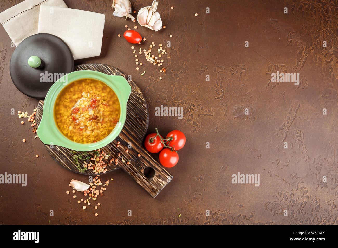 Vegetariano zuppa di lenticchie - masoor dal o dal Tadka Curry, cucina vegana. Foto Stock