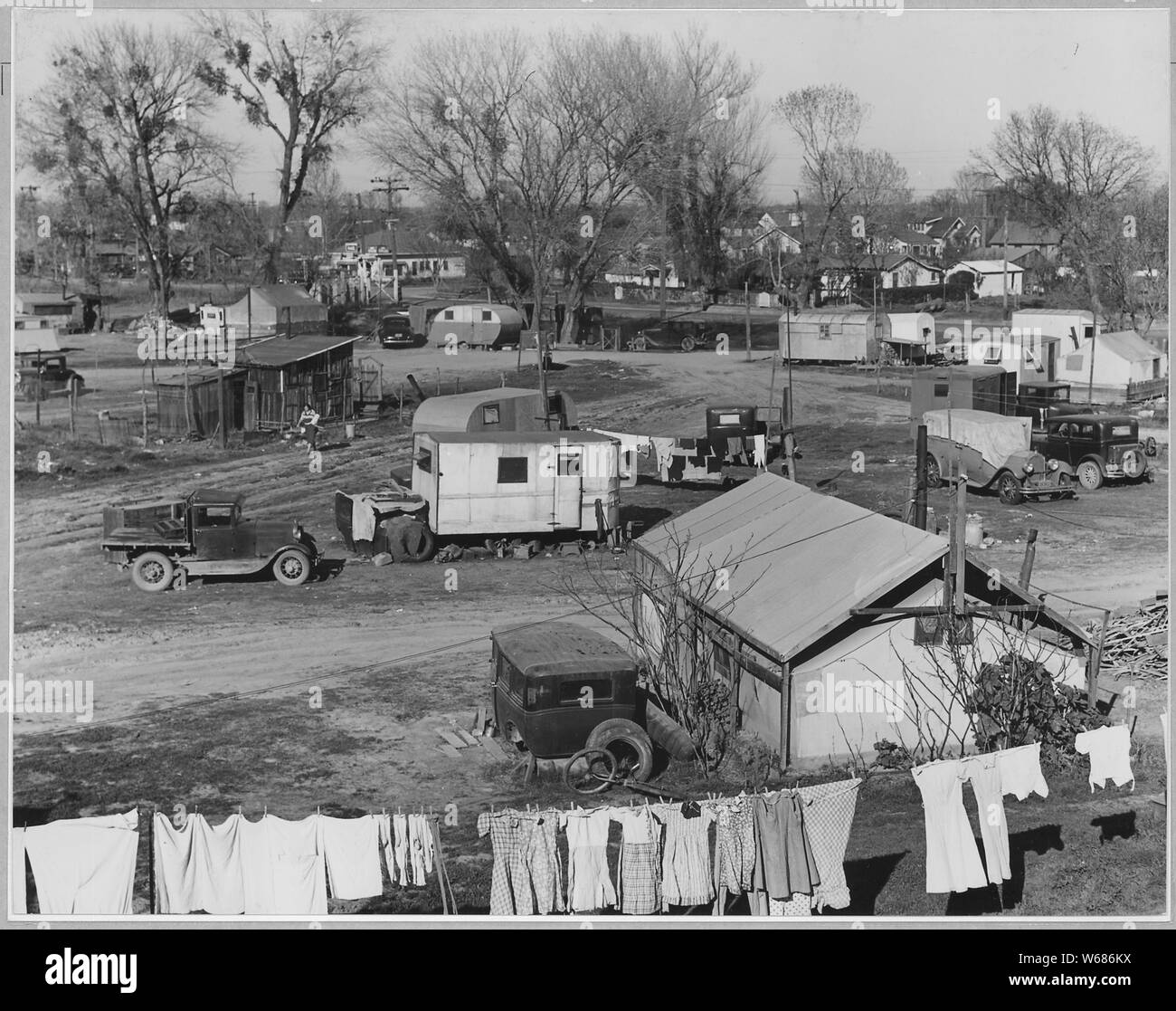 Sacramento, in California. Da cinquanta a sessanta famiglie pagare 1 dollari al mese di affitto di terra. Senza servizi sanitari . . .; Portata e contenuto: Full didascalia recita come segue: a Sacramento, in California. Da cinquanta a sessanta famiglie pagare 1 dollari al mese di affitto di terra. N I servizi igienici sono forniti. L'acqua è prelevata da un pozzo e una pompa. Occupata dai prodotti agricoli stagionali dei lavoratori stagionali, cannery lavoratori on e off a rilievo. Foto Stock