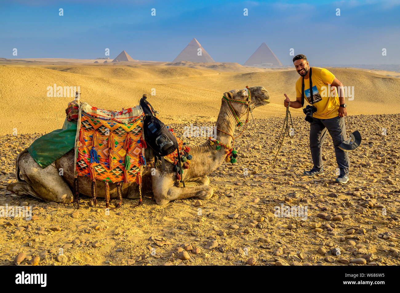 Il cammello whisperer avente una chat con Ali il cammello Foto Stock