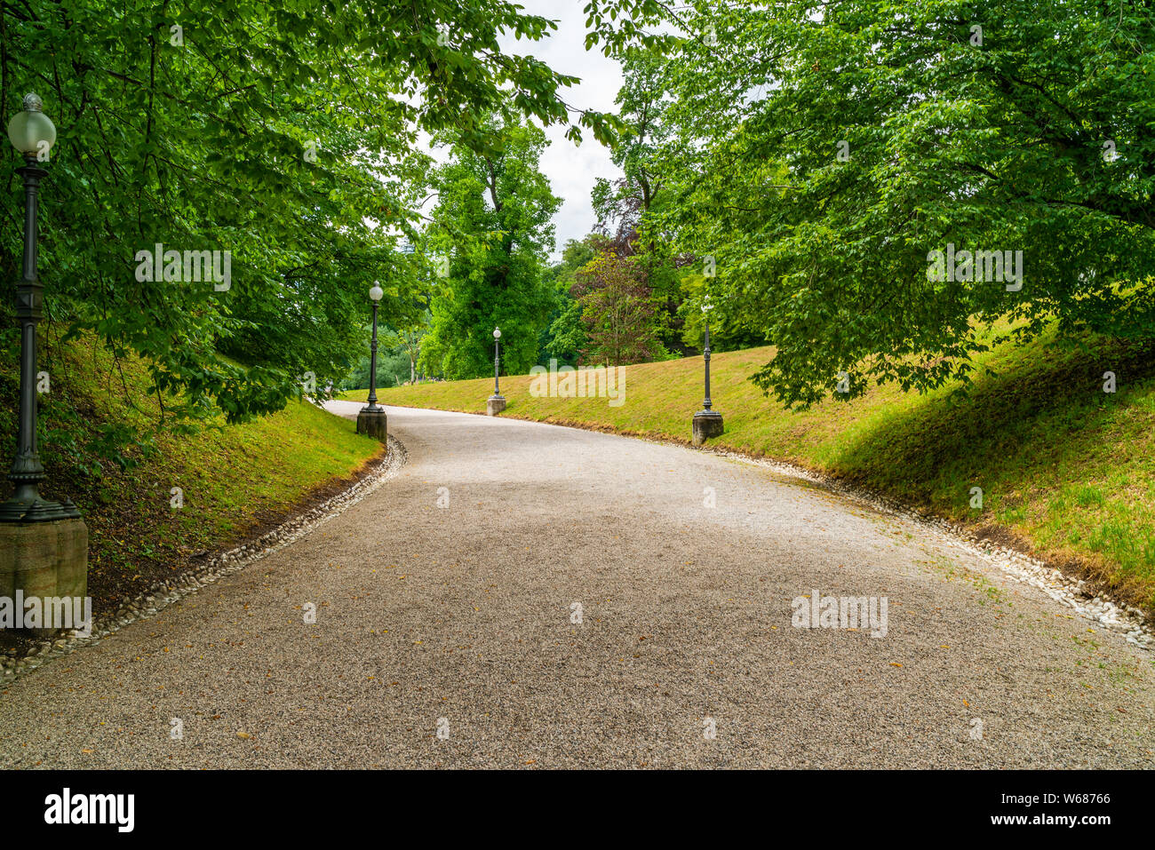 Ampio viale nel parco di Kaiser, Bad Ischl Austria Foto Stock