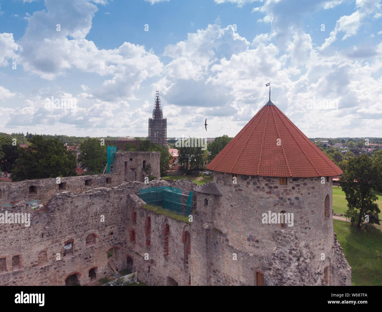 Vista aerea del vecchio castello in Cesis, Lettonia Foto Stock