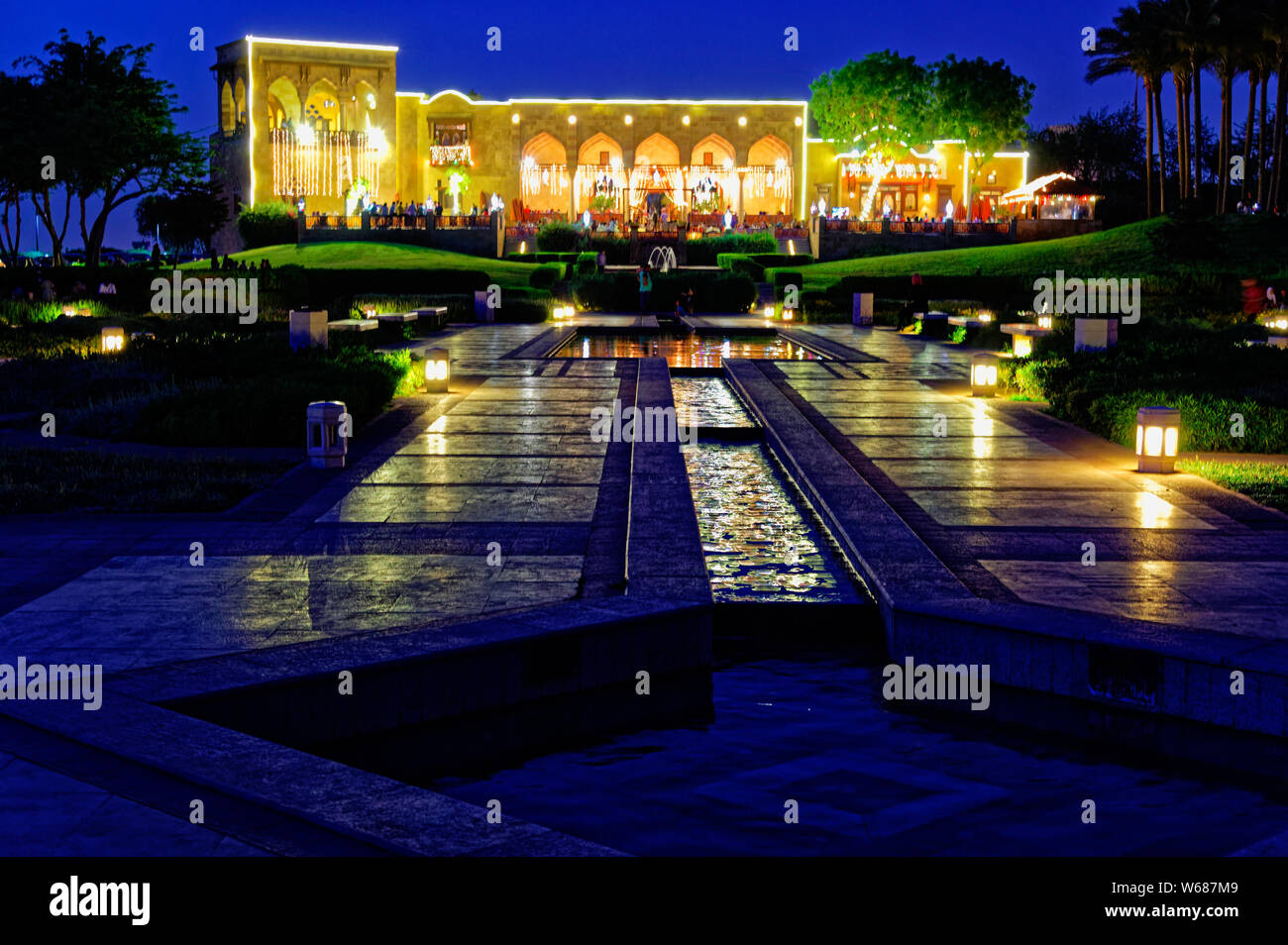 Il ristorante sulla collina in Al Alzhar Park è un luogo preferito per gli egiziani per andare fuori la sera, soprattutto per celebrare Iftar durante il Ramadan Foto Stock