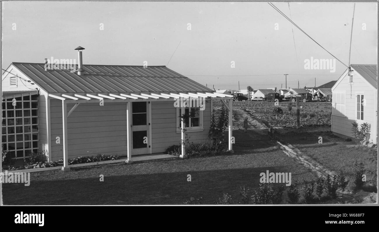 Shafter, Kern County, California. Una manodopera agricola home (F.S.A.). Uno dei quaranta su un tratto che unisce th . . .; Portata e contenuto: Full didascalia recita come segue: Shafter, Kern County, California. Una manodopera agricola home (F.S.A.). Uno dei quaranta su un tratto che unisce il lavoro migratori camp (F.S.A.). Le case sono progettati per i lavoratori che hanno un lavoro stabile nel quartiere. Il canone di locazione è $8.20 al mese in cui è compreso il consumo di elettricità e acqua. Nota per il campo per i lavoratori migratori al di là. Foto Stock