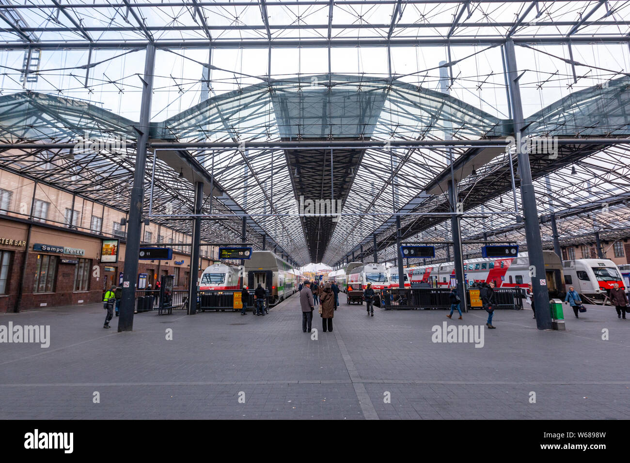 Binari del treno a Helsinki la stazione ferroviaria centrale, da Eliel Saarinen, con una pura romanticist nazionale progettazione, Helsinki, Finlandia Foto Stock