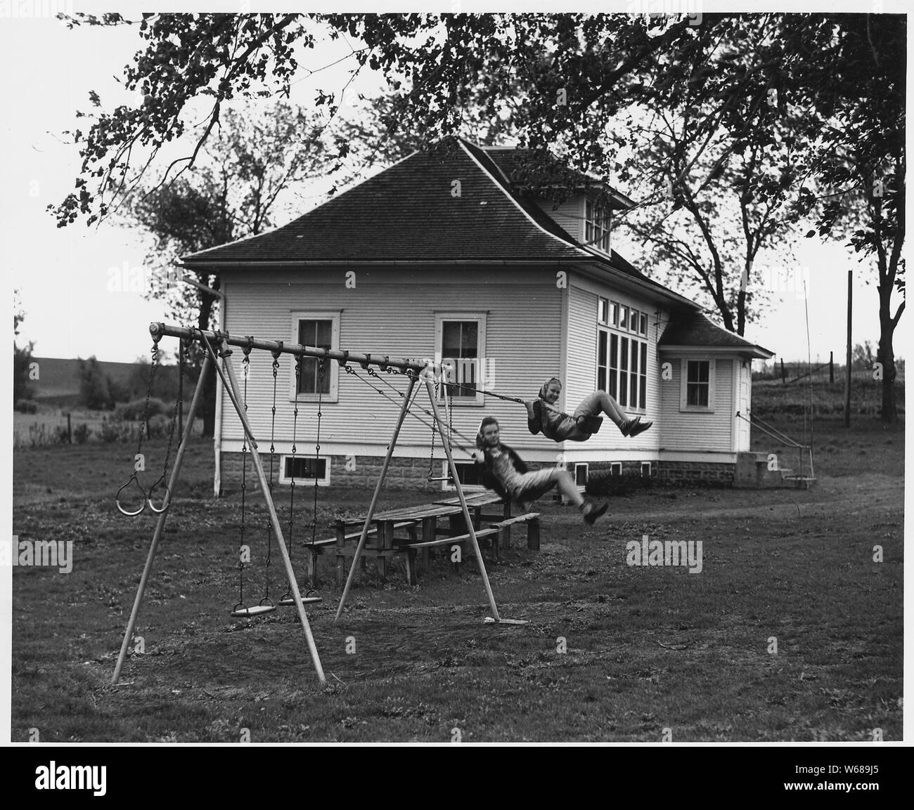 Shelby County, Iowa. L atteggiamento generale in questa comunità circa l'istruzione è che ogni bambino shou . . .; Portata e contenuto: Full didascalia recita come segue: Shelby County, Iowa. L atteggiamento generale in questa comunità circa l'istruzione è che ogni bambino deve passare attraverso la high school, ma che, a meno che egli non vuole andare su in qualche tipo di lavoro specializzato, istruzione oltre il dodicesimo grado è inutile. ...[Questa immagine è una delle molte] scene all'interno e al di fuori di una tipica camera Casa della scuola. Foto Stock