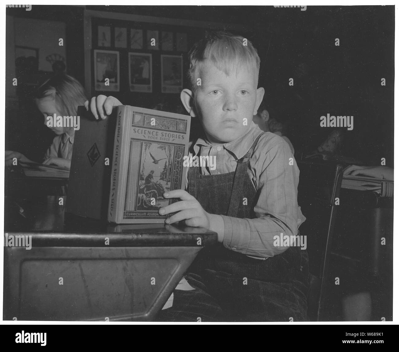 Shelby County, Iowa. L atteggiamento generale in questa comunità circa l'istruzione è che ogni bambino shou . . .; Portata e contenuto: Full didascalia recita come segue: Shelby County, Iowa. L atteggiamento generale in questa comunità circa l'istruzione è che ogni bambino deve passare attraverso la high school, ma che, a meno che egli non vuole andare su in qualche tipo di lavoro specializzato, istruzione oltre il dodicesimo grado è inutile. ...[Questa immagine è una delle molte] scene all'interno e al di fuori di una tipica camera Casa della scuola. Foto Stock