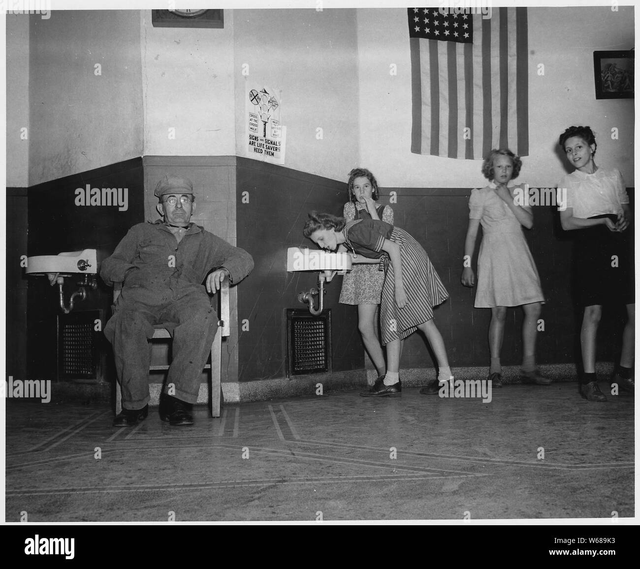 Shelby County, Iowa. L atteggiamento generale in questa comunità circa l'istruzione è che ogni bambino shou . . .; Portata e contenuto: Full didascalia recita come segue: Shelby County, Iowa. L atteggiamento generale in questa comunità circa l'istruzione è che ogni bambino deve passare attraverso la high school, ma che, a meno che egli non vuole andare su in qualche tipo di lavoro specializzato, istruzione oltre il dodicesimo grado è inutile.... Oltre a questo ci sono 11 scuole del paese di cui 9 erano in funzionamento durante il 1940. ...[Una delle diverse immagini] prese in e attorno alla scuola di consolidata. [Irwin alta consolidato e Gr Foto Stock