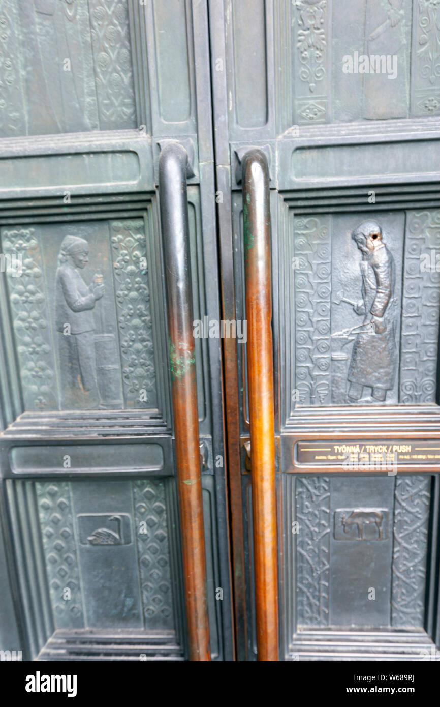 Porta di bronzo con persone lavori nel museo nazionale della Finlandia, Helsinki, Finlandia Foto Stock