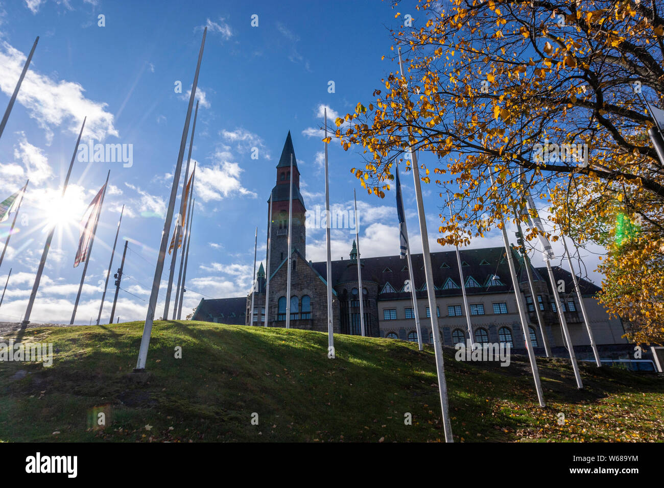 Poli di bandiera al di fuori del museo nazionale della Finlandia, Helsinki, Finlandia Foto Stock