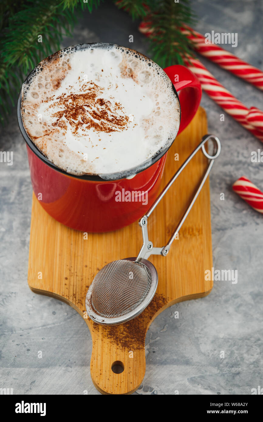 Natale smaltato rosso con tazza di cioccolata calda e panna montata, bastoncini di cannella, anice stelle e abbondante zucchero frollini cookies, abete ramoscelli e c Foto Stock Natale smaltato rosso con tazza di cioccolata calda e panna montata, bastoncini di cannella, anice stelle e abbondante zucchero frollini cookies, abete ramoscelli e c Foto Stock
