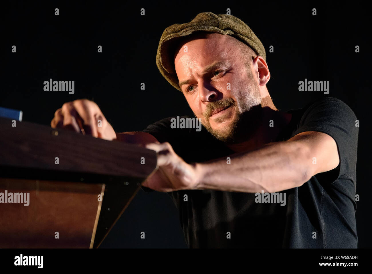 BILBAO, Spagna - 11 lug: Nils Frahm esegue in concerto a BBK Live 2019 Music Festival il 11 luglio 2019 a Bilbao, Spagna. Foto Stock