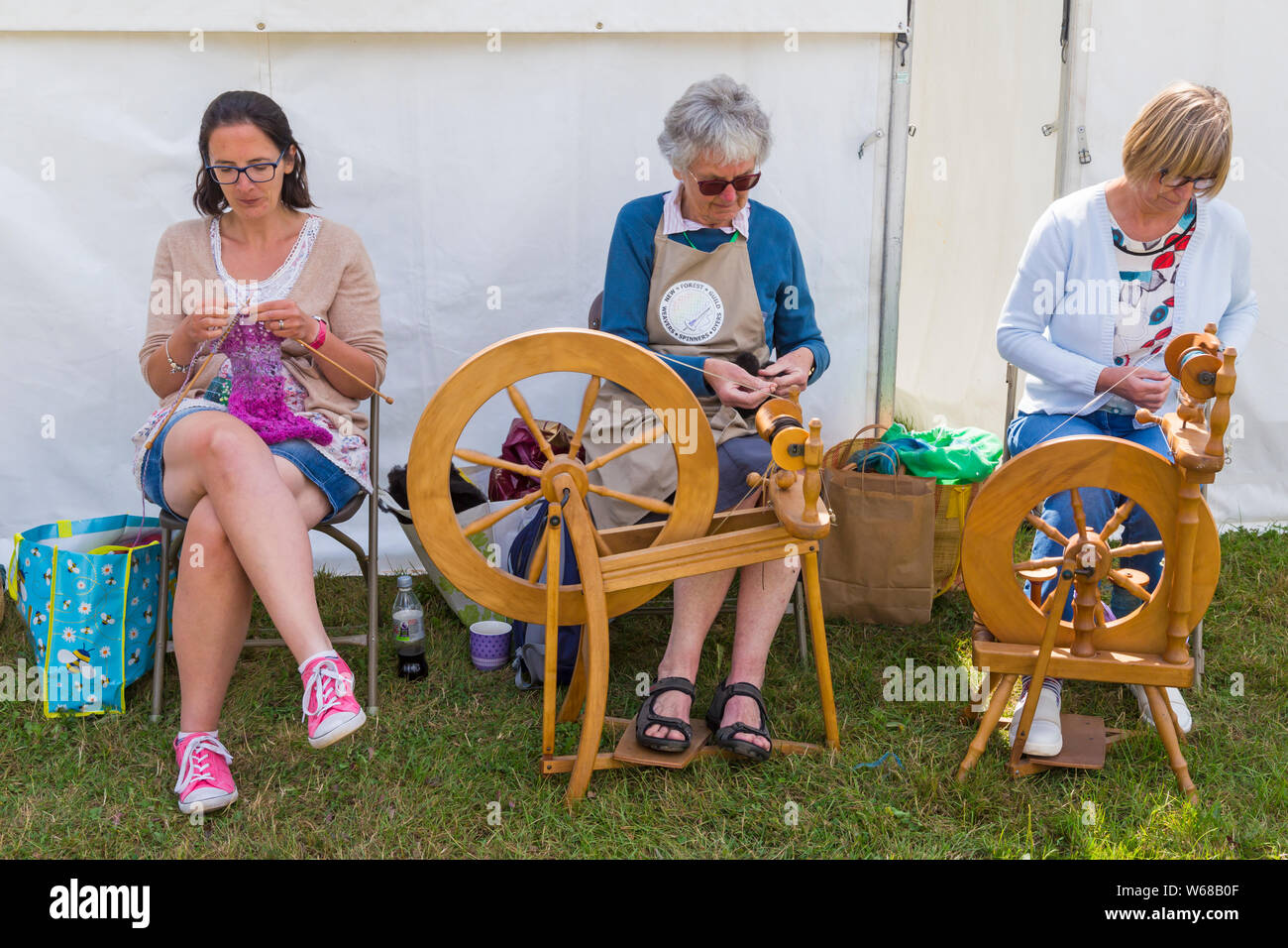Brockenhurst, Hampshire, Regno Unito. Il 31 luglio 2019. Migliaia accorrono per la seconda giornata della nuova foresta & Hampshire County Visualizza per godere gli animali e le attività. Le donne per dimostrare le loro competenze sulle ruote di filatura e tessitura. Credito: Carolyn Jenkins/Alamy Live News Foto Stock