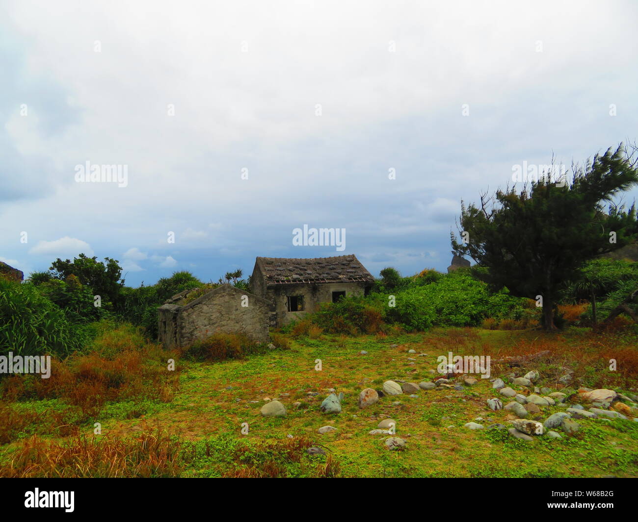 Rovina rimanente in un vecchio villaggio sull'Isola Verde Foto Stock