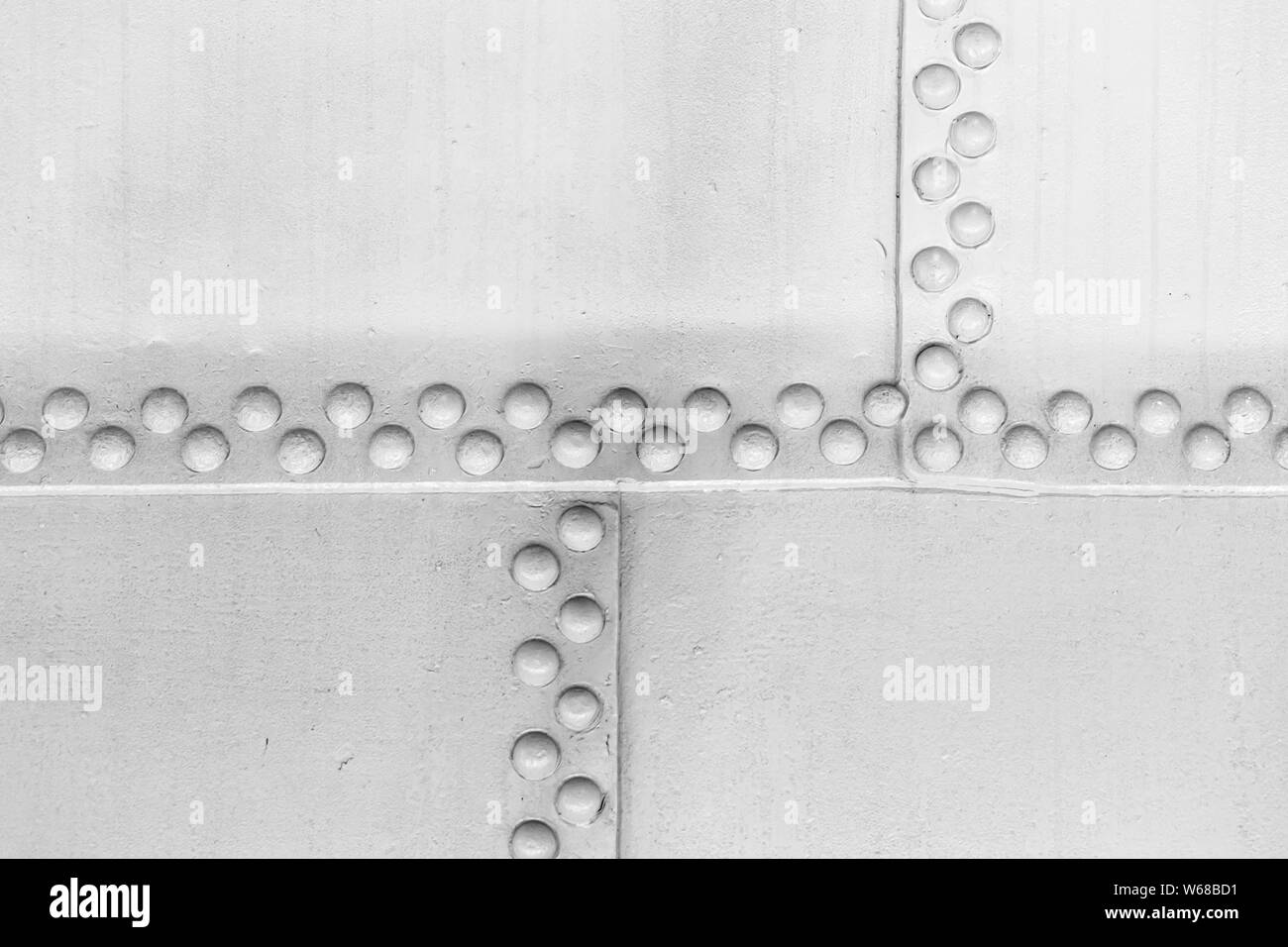 Bianco parete in acciaio con rivetti, vintage industriale texture di sfondo Foto Stock