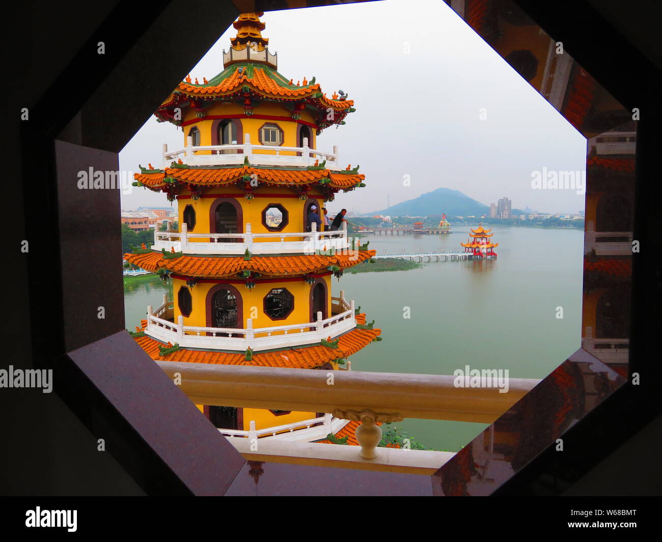 La tigre e il Dragone Pagoda sul laghetto di loto in Kaohsiung Foto Stock