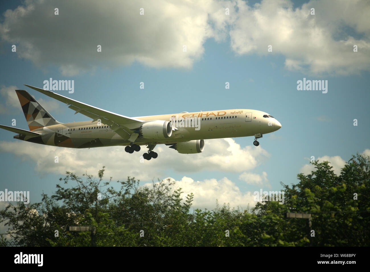 Manchester, Inghilterra 29 luglio 2019. Aerei in arrivo all'Aeroporto Internazionale di Manchester. Nella foto Etihad Airways Foto Stock