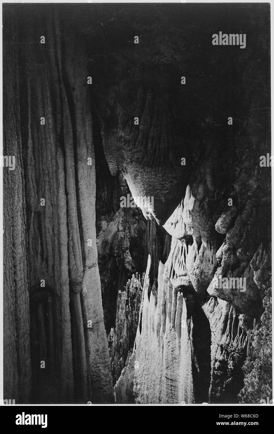 Formazioni di stalattiti in regina della camera, dettaglio, parco nazionale di Carlsbad Cavern, Nuovo Messico. (Orientamento verticale), 1933 - 1942 Foto Stock